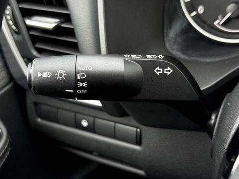 Used 2023 Nissan Rogue SV image 9