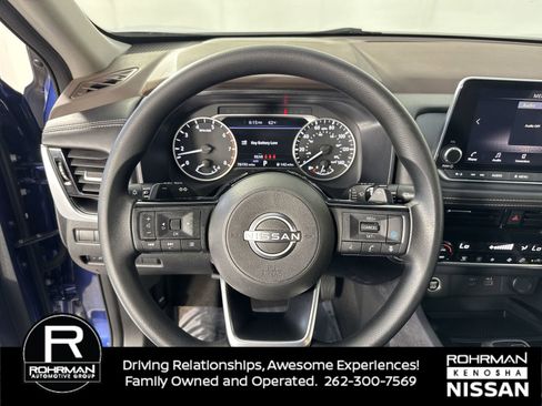 Used 2022 Nissan Rogue SV image 11