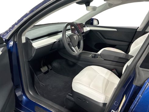 Certified 2023 Tesla Model Y Long Range AWD/4WD image 9