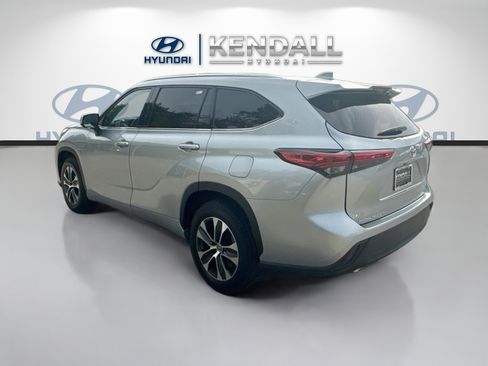 Used 2021 Toyota Highlander XLE FWD image 4