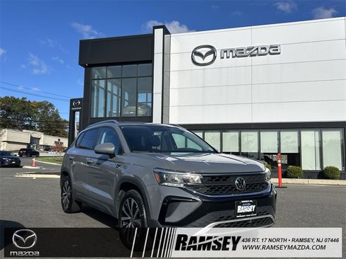 Used 2022 Volkswagen Taos SE image 1