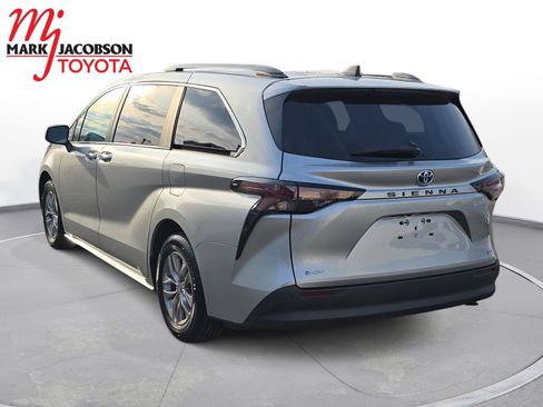Used 2025 Toyota Sienna XLE image 13