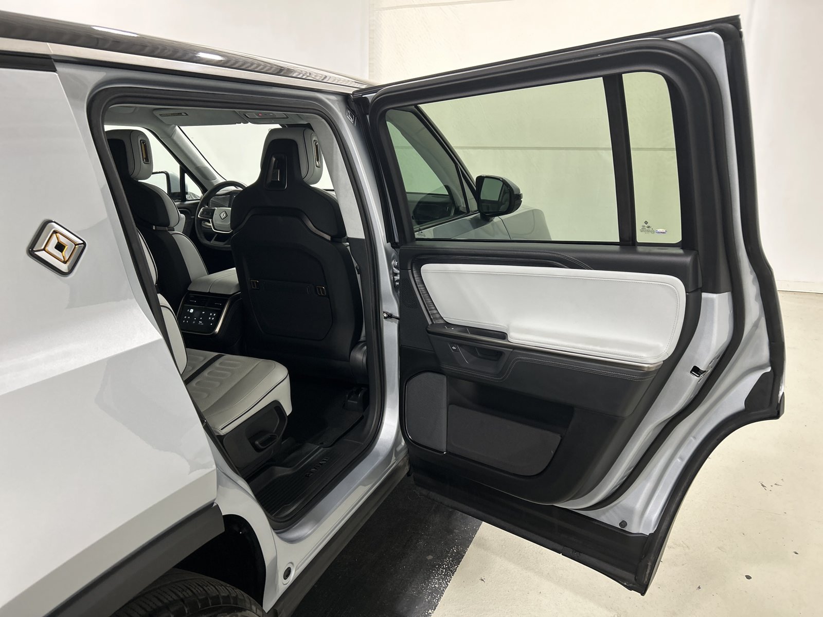 Used 2025 Rivian R1S Adventure Dual AWD/4WD image 19