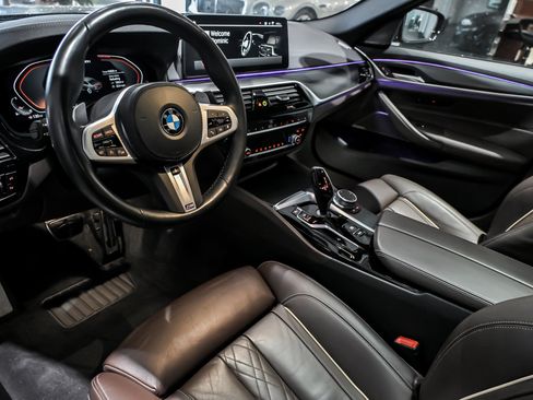 Used 2022 BMW M550i xDrive w/ Premium Package image 18