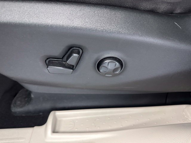 Used 2023 Chrysler Voyager LX FWD image 18