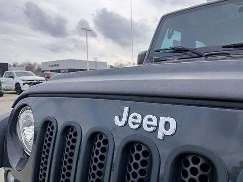 Used 2018 Jeep Wrangler Rubicon w/ Power Convenience Group image 9
