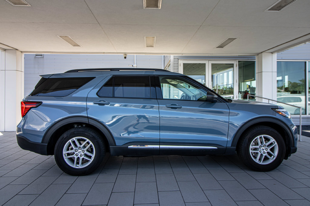 Used 2025 Ford Explorer Active w/ Active Comfort Package RWD image 3