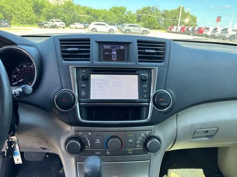 Used 2013 Toyota Highlander Plus FWD image 18