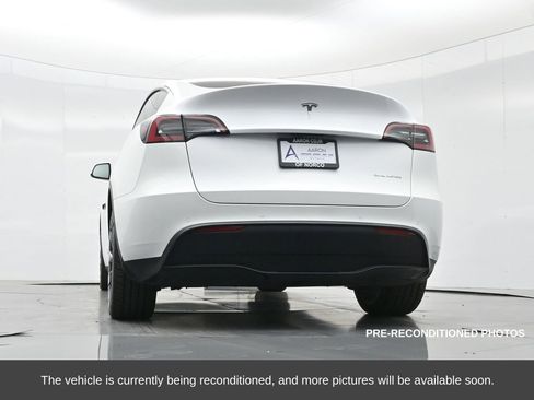 Used 2022 Tesla Model Y Long Range image 49