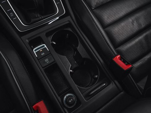 Used 2018 Volkswagen Golf R 4-Door image 59