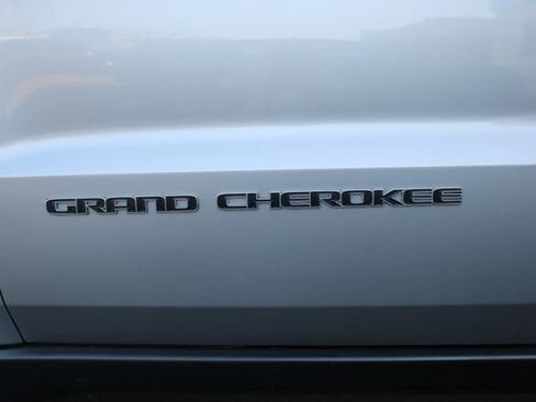 Used 2018 Jeep Grand Cherokee Laredo image 14