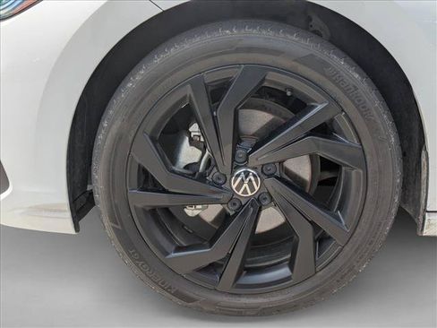 Used 2025 Volkswagen Jetta SE FWD image 9