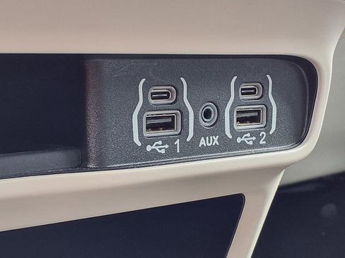 Used 2024 Chrysler Pacifica Touring-L image 25