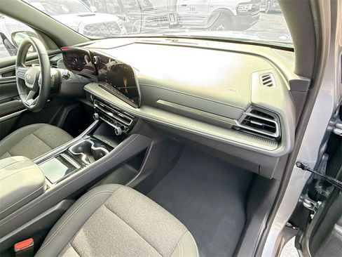 Used 2024 Chevrolet Traverse LT image 34