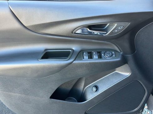 Used 2023 Chevrolet Equinox LT image 3