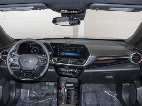Used 2025 Chevrolet Trax RS FWD image 25