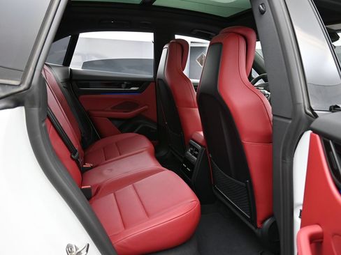 Certified 2025 Porsche Macan 4S Electric AWD/4WD image 27