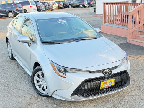 Used 2021 Toyota Corolla LE image 2