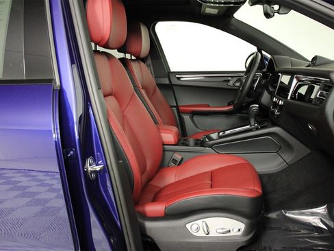 Used 2025 Porsche Macan image 31