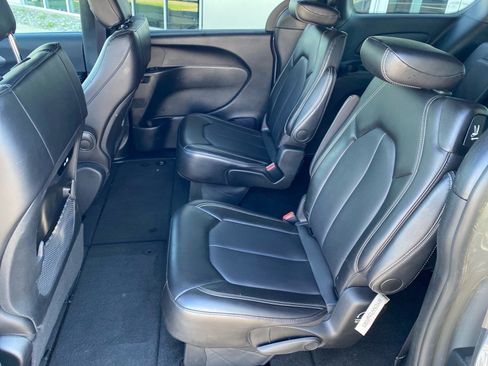 Used 2025 Chrysler Pacifica Select FWD image 21