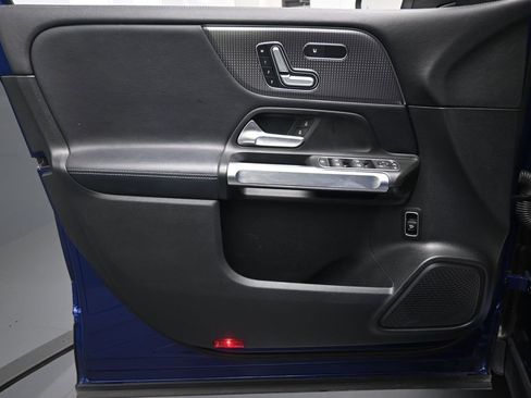 Used 2021 Mercedes-Benz GLB 250 w/ Premium Package image 21