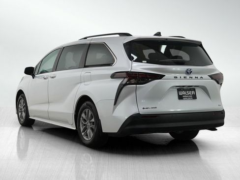 Used 2025 Toyota Sienna XLE image 3