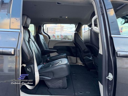 Used 2019 Chrysler Pacifica Touring-L image 16