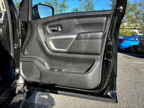 Used 2019 Nissan Titan SV image 22