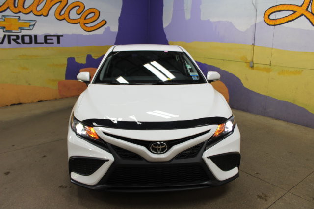 Used 2021 Toyota Camry SE FWD image 3