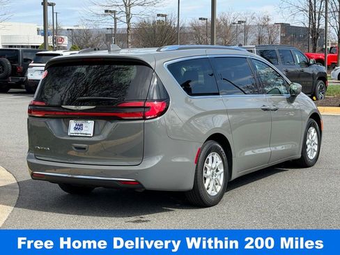 Used 2021 Chrysler Pacifica Touring-L w/ Uconnect Theater Family Group image 6