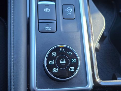 Used 2025 Nissan Pathfinder SL AWD/4WD image 32