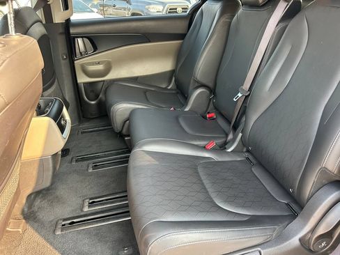Used 2026 Kia Carnival FWD image 16