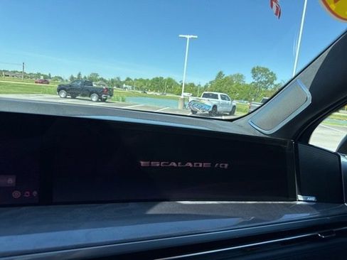 Used 2025 Cadillac Escalade IQ Luxury 2 w/ LPO, Premium Carpet Package AWD/4WD image 31