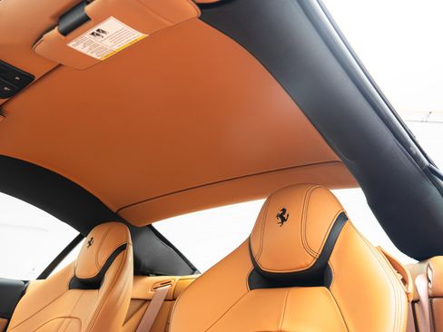 Used 2015 Ferrari California T image 31