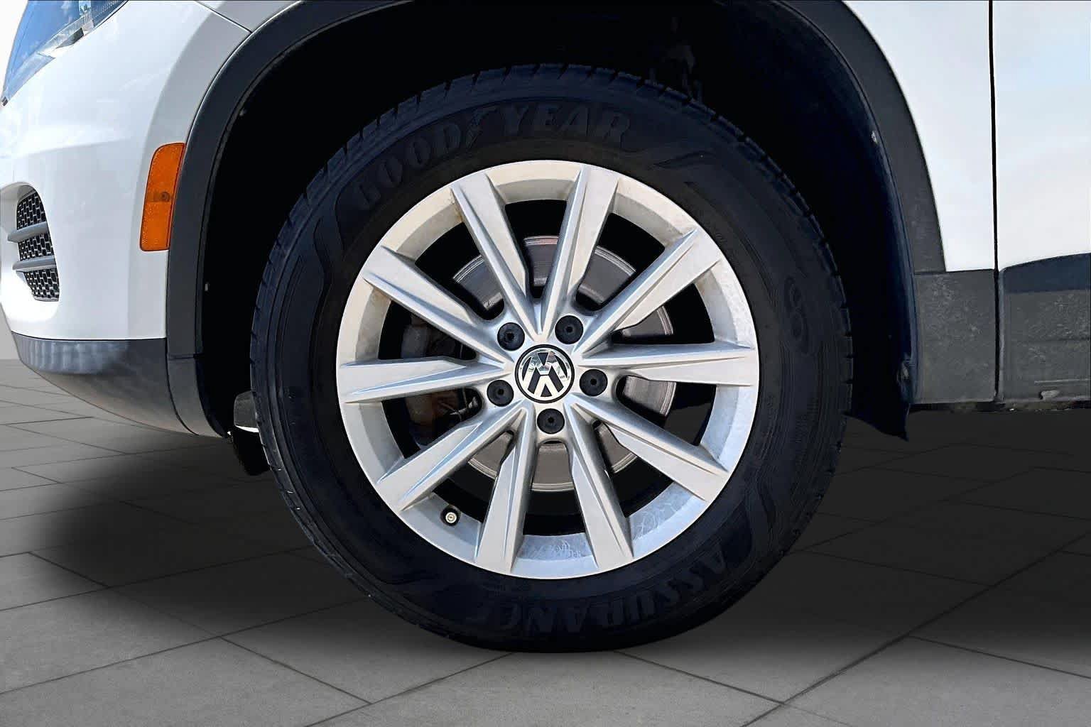 Used 2018 Volkswagen Tiguan Limited w/ Premium Package AWD/4WD image 10