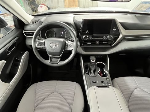 Used 2024 Toyota Highlander LE image 12
