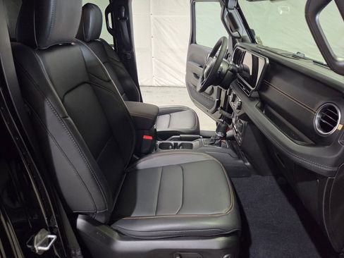 Certified 2025 Jeep Gladiator High Tide image 11