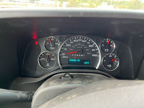 Used 2018 Chevrolet Express 3500 Extended w/ Driver Convenience Package RWD image 10