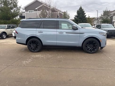 New 2025 Lincoln Navigator Reserve w/ Jet Appearance Package AWD/4WD image 4