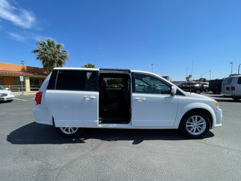 Used 2018 Dodge Grand Caravan SXT image 14