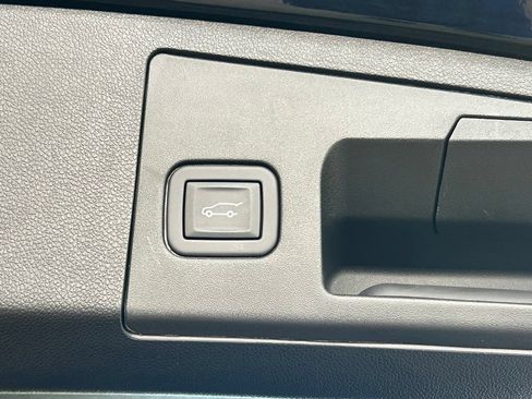 Used 2025 Cadillac XT4 Premium Luxury FWD image 36