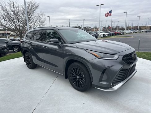 Certified 2025 Toyota Highlander XSE image 2