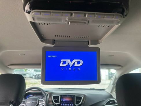 Used 2017 Chrysler Pacifica Touring FWD image 23