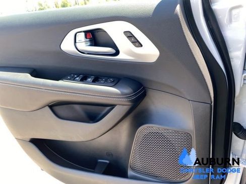 Used 2026 Chrysler Pacifica Limited FWD image 32