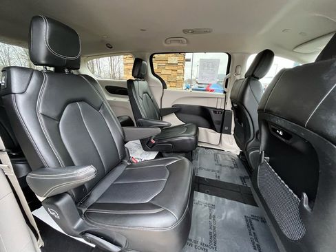 Used 2024 Chrysler Pacifica Touring-L FWD image 32