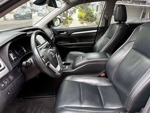 Used 2018 Toyota Highlander XLE AWD/4WD image 16
