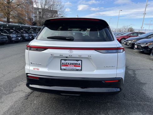 New 2025 Toyota Crown Signia image 5