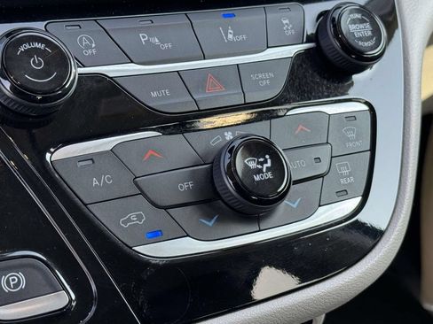 Used 2024 Chrysler Pacifica Touring-L FWD image 20