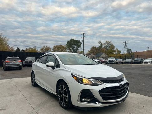 Used 2019 Chevrolet Cruze LT image 2