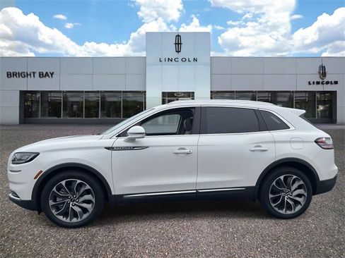 Used 2023 Lincoln Nautilus Reserve image 3